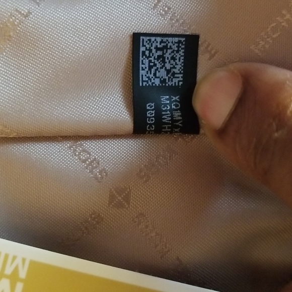 SOLD Michael Kors | Carry All Tote Vanilla Lugg Blue/Yellow Floral - Picture 9 of 11